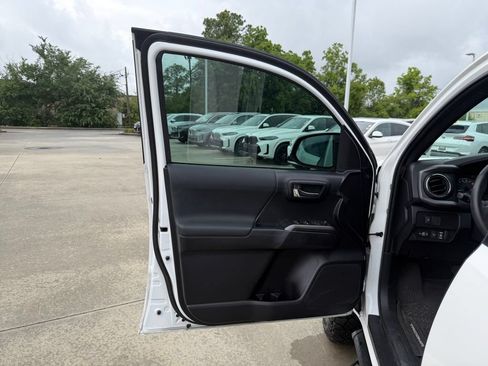 Used 2021 Toyota Tacoma TRD Off-Road AWD/4WD image 11