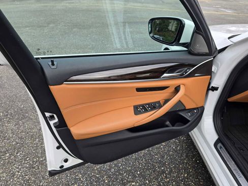 Used 2023 BMW 530e xDrive w/ Premium Package image 23