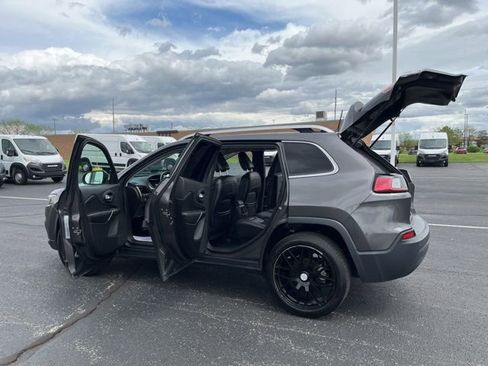 Used 2019 Jeep Cherokee Latitude Plus w/ Cold Weather Group FWD image 18