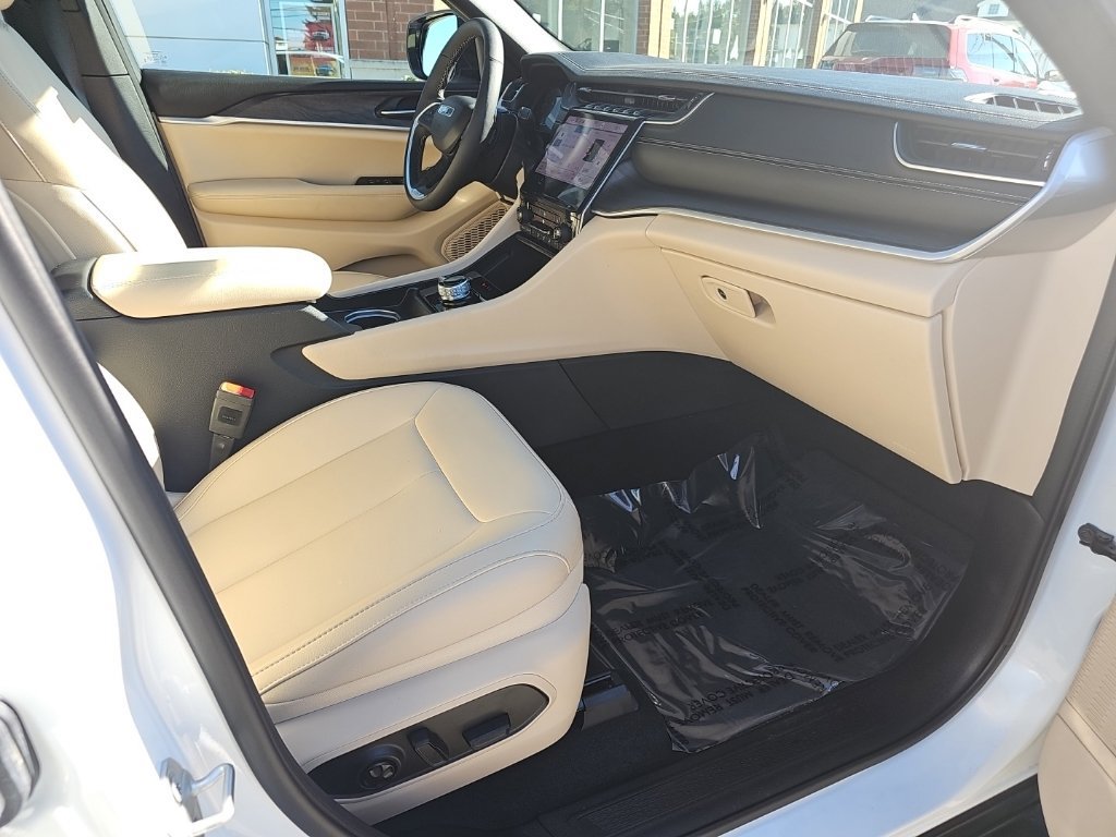 Certified 2025 Jeep Grand Cherokee Limited AWD/4WD image 28