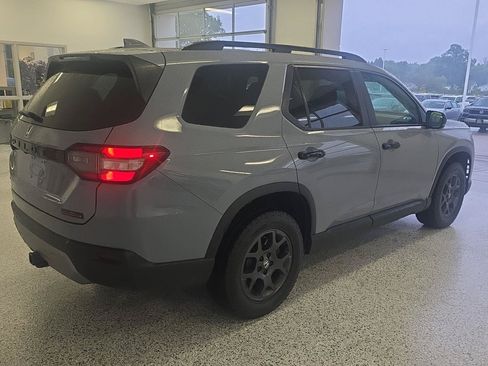 Used 2025 Honda Pilot TrailSport image 15