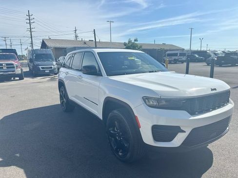 Used 2024 Jeep Grand Cherokee Altitude AWD/4WD image 11