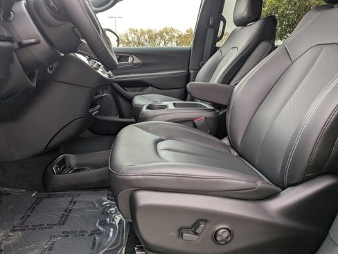 New 2026 Chrysler Pacifica Select FWD image 12