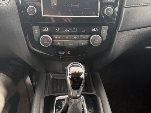 Used 2018 Nissan Rogue SV AWD/4WD image 10