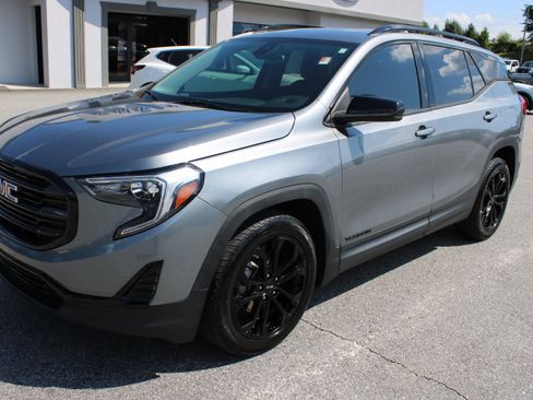 Used 2021 GMC Terrain SLE w/ Elevation Edition FWD image 2