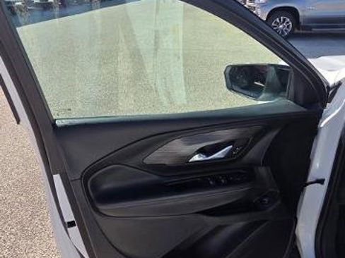 Used 2023 GMC Terrain SLE w/ Driver Convenience Package image 9