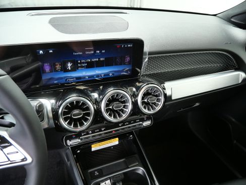 New 2026 Mercedes-Benz GLB 250 4MATIC image 10