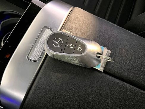 Used 2025 Mercedes-Benz GLC 300 4MATIC image 15