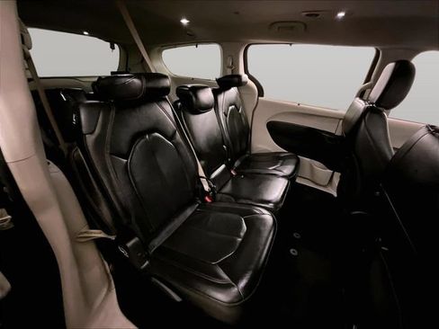 Used 2018 Chrysler Pacifica Touring-L FWD image 27