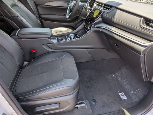 New 2025 Jeep Grand Cherokee Altitude image 30