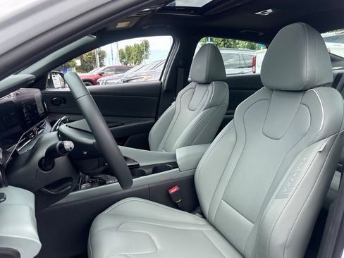 Used 2025 Hyundai Elantra Limited FWD image 5