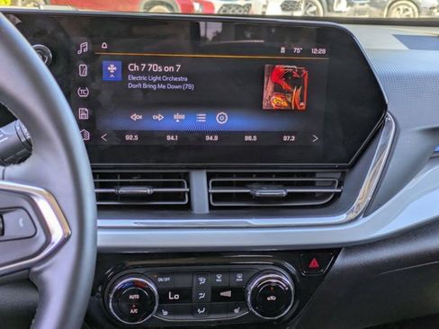 Used 2025 Chevrolet Trax LT w/ LT Convenience Package image 18