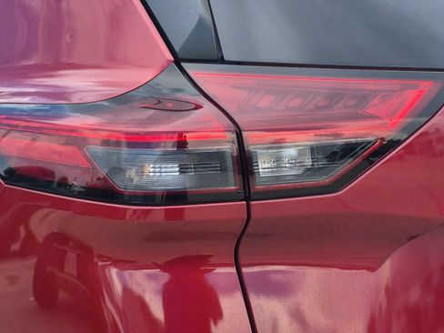 Used 2022 Nissan Rogue S FWD image 27
