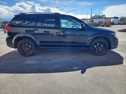 Used 2017 Dodge Journey SXT w/ Blacktop Package FWD image 4