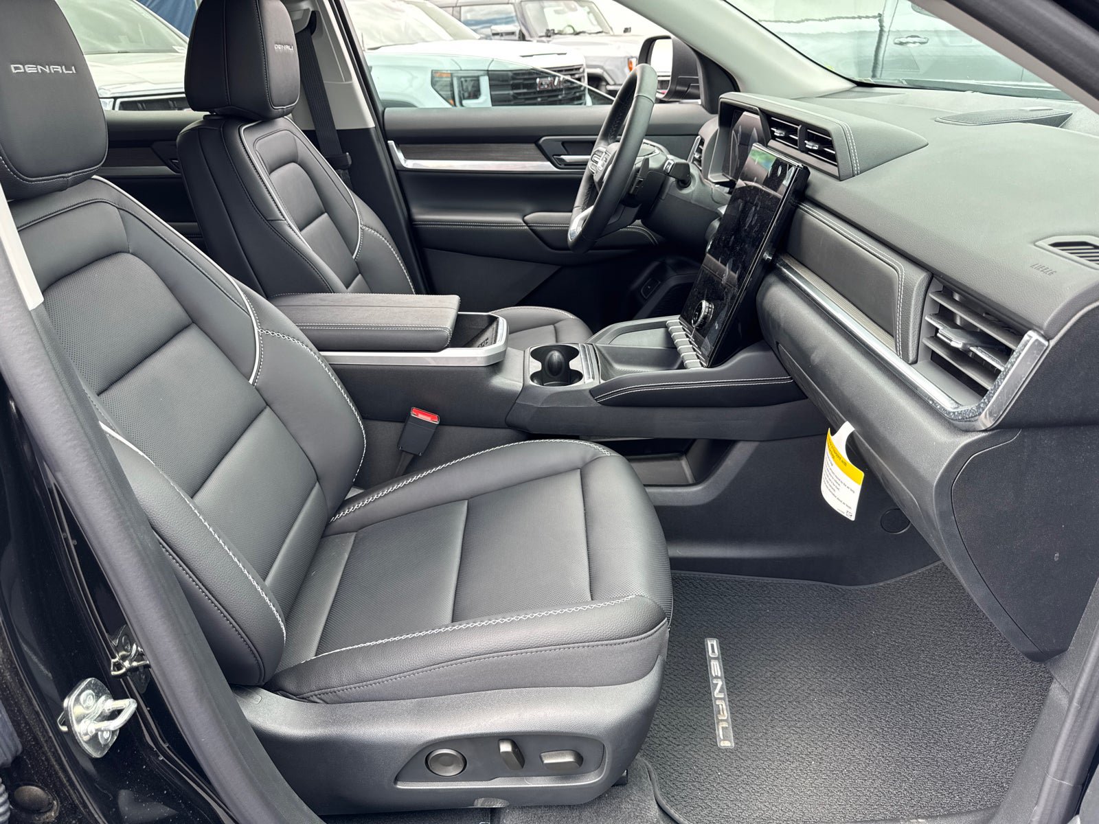 New 2026 GMC Terrain Denali w/ LPO, Black Badging Package AWD/4WD image 17