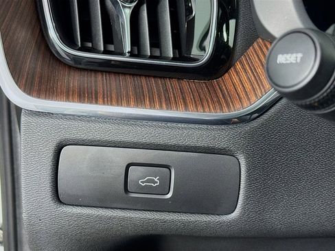 Used 2023 Volvo XC60 B5 Plus image 14