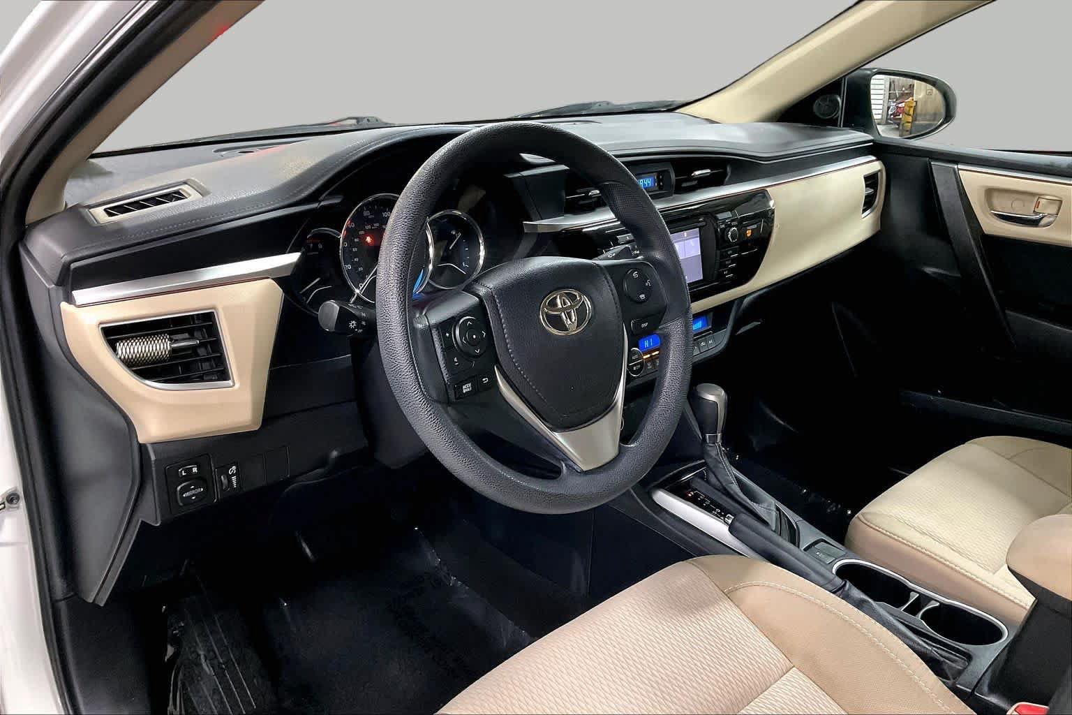 Used 2015 Toyota Corolla LE FWD image 17