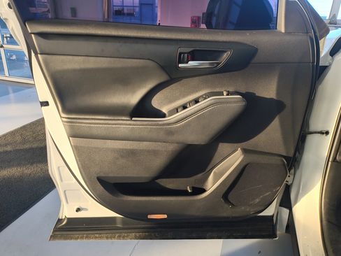 Used 2022 Toyota Highlander XLE image 18