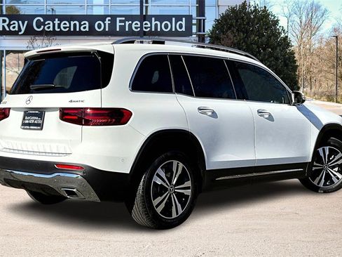 Used 2025 Mercedes-Benz GLB 250 4MATIC image 2