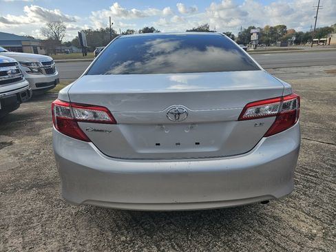 Used 2014 Toyota Camry L image 8
