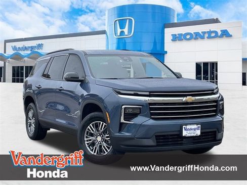 Used 2024 Chevrolet Traverse LT image 1