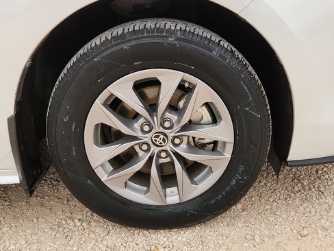 Used 2023 Toyota Sienna XLE w/ XLE Plus Package FWD image 7