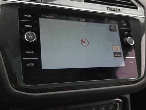 Used 2020 Volkswagen Tiguan SE image 27