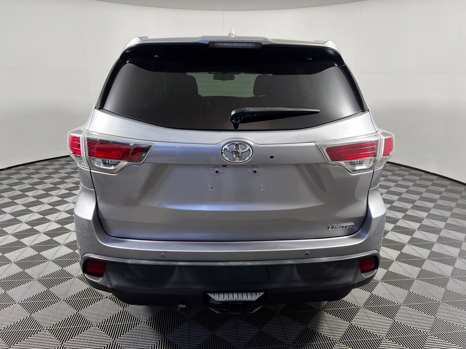 Used 2016 Toyota Highlander Limited w/ Four Season Floor Mat Package FWD image 6
