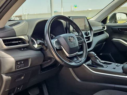 Used 2024 Toyota Highlander LE FWD image 10