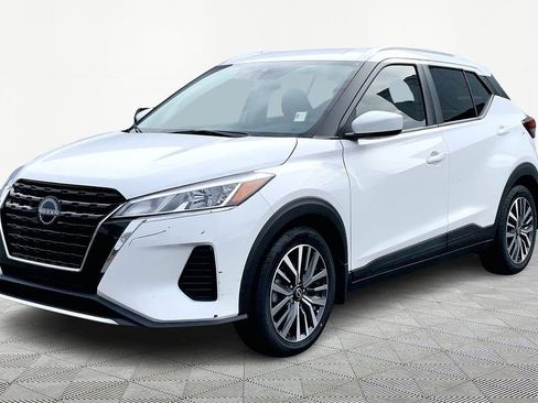Used 2022 Nissan Kicks SV image 3