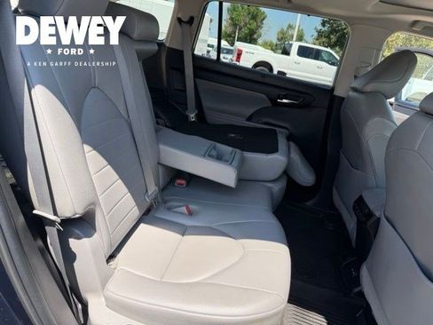 Used 2022 Toyota Highlander XLE AWD/4WD image 38