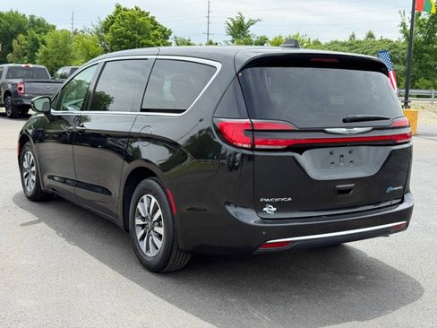 Used 2023 Chrysler Pacifica Touring-L FWD image 5