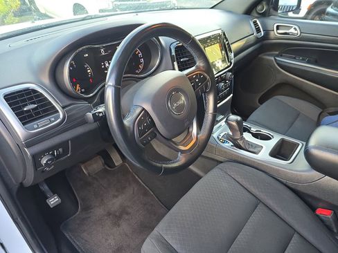 Used 2019 Jeep Grand Cherokee Laredo image 16