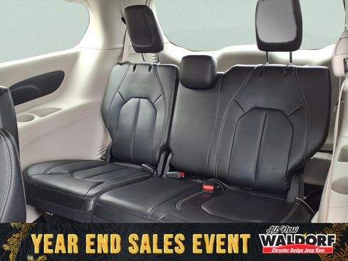 Used 2023 Chrysler Pacifica Touring-L image 14