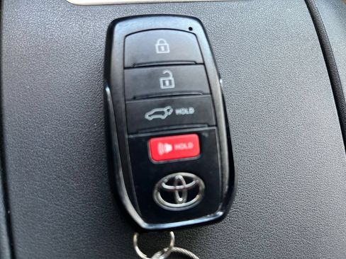 Used 2025 Toyota Highlander LE FWD image 21