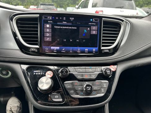 Used 2025 Chrysler Pacifica Limited FWD image 12