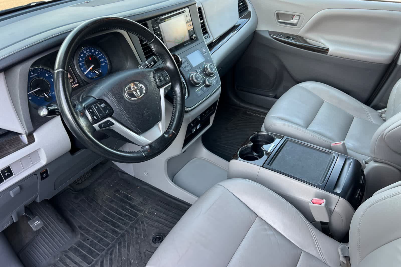 Used 2019 Toyota Sienna XLE w/ XLE Navigation Package FWD image 9