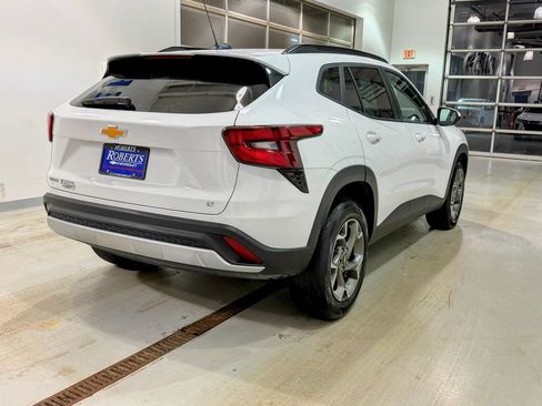 Used 2025 Chevrolet Trax LT w/ LT Convenience Package image 3