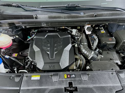 Used 2025 Kia Carnival FWD image 32