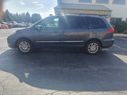 Used 2010 Toyota Sienna AWD image 2