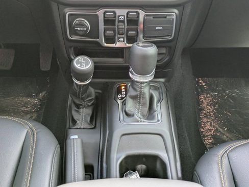 New 2025 Jeep Gladiator Sport image 17