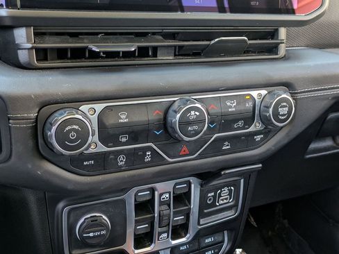 Used 2025 Jeep Wrangler Unlimited Rubicon AWD/4WD image 17