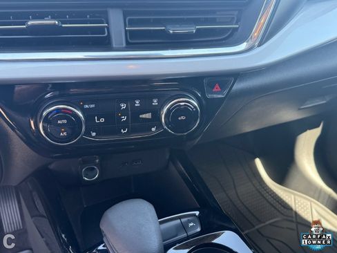 Used 2026 Chevrolet Trax LT w/ LT Convenience Package FWD image 24