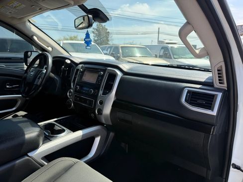 Used 2018 Nissan Titan SV w/ SV Convenience Package image 15
