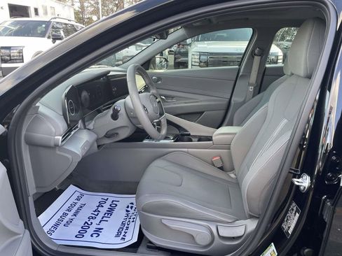 Certified 2025 Hyundai Elantra SEL image 15
