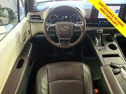 Certified 2021 Toyota Sienna Platinum FWD image 13