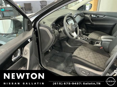 Used 2020 Nissan Rogue Sport SV FWD image 6