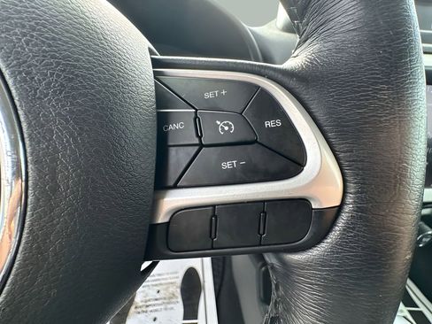 Used 2023 Jeep Renegade Latitude w/ Premium Group image 20