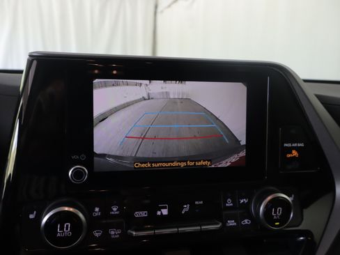 Used 2023 Toyota Highlander XLE AWD/4WD image 19