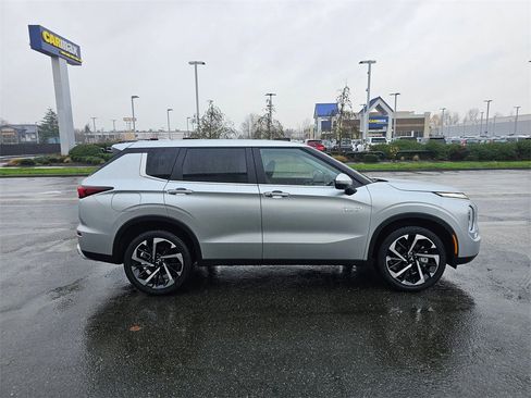 New 2025 Mitsubishi Outlander SE image 4